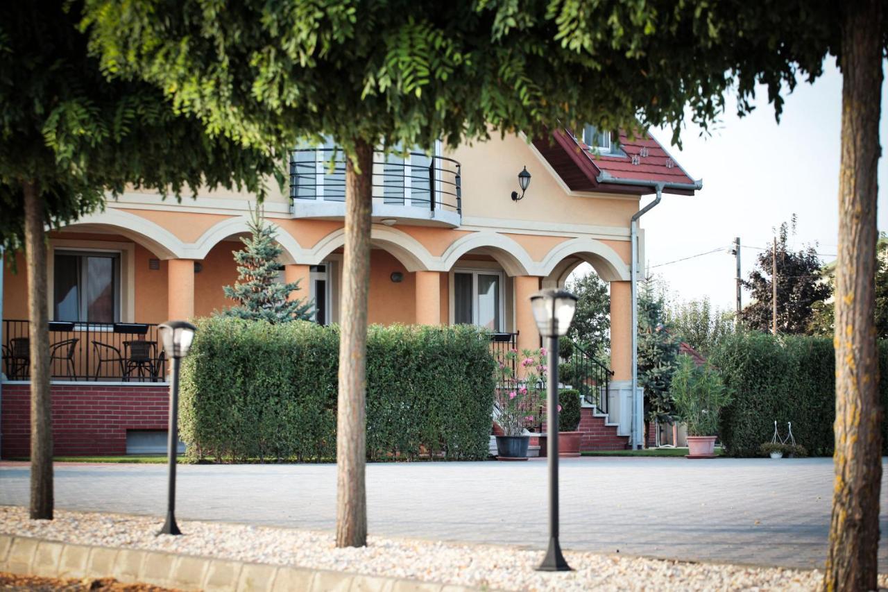 Bed and Breakfast Airport Almaskert Panzio à Vecsés Extérieur photo